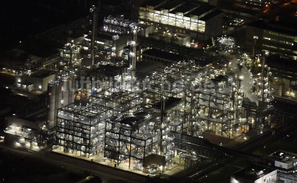 Schkopau bei Nacht von oben - Nachtluftbild Raffinerie- Werksgelände des Chemieproduzenten Dow Olefinverbund GmbH in Schkopau im Bundesland Sachsen-Anhalt