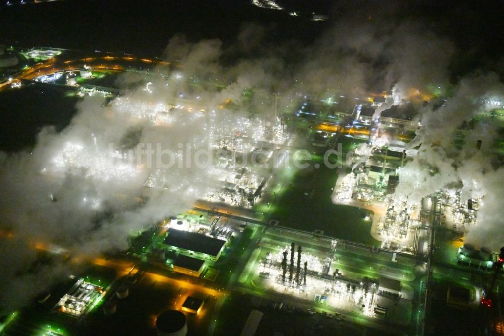 Lippendorf bei Nacht aus der Vogelperspektive: Nachtluftbild Raffinerie- Werksgelände des Mineralölproduzenten in Lippendorf im Bundesland Sachsen, Deutschland