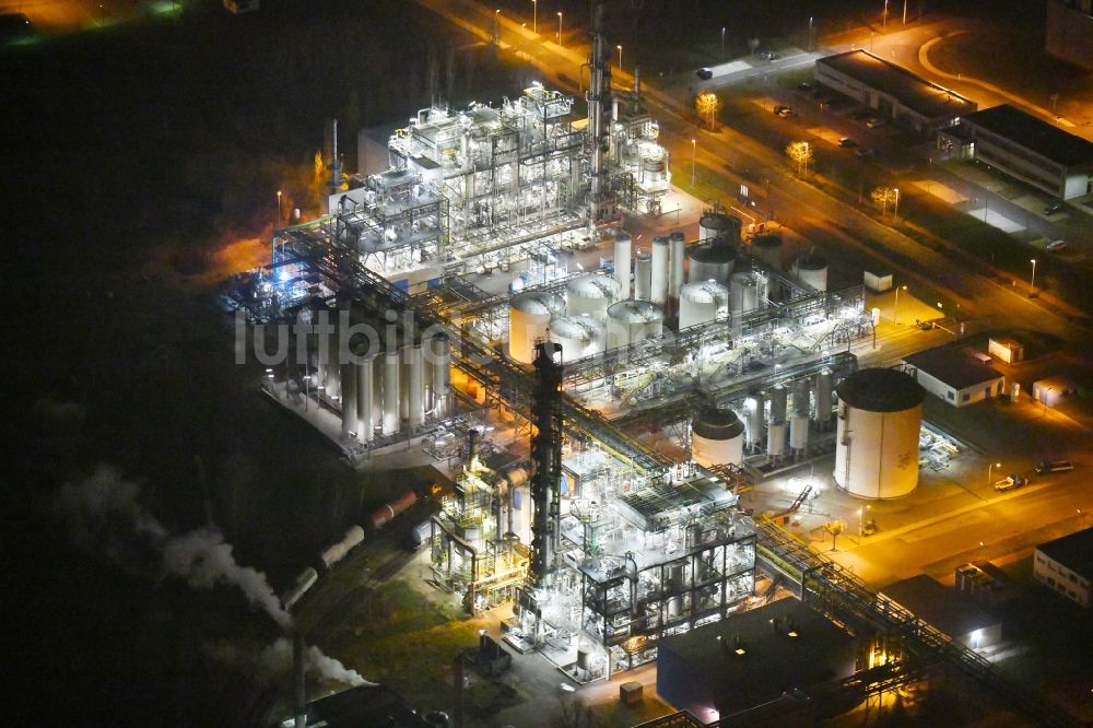 Elsteraue bei Nacht aus der Vogelperspektive: Nachtluftbild Raffinerie- Werksgelände des Mineralölproduzenten Puraglobe GmbH an der Dr.-von-Linde-Straße in Elsteraue im Bundesland Sachsen-Anhalt, Deutschland