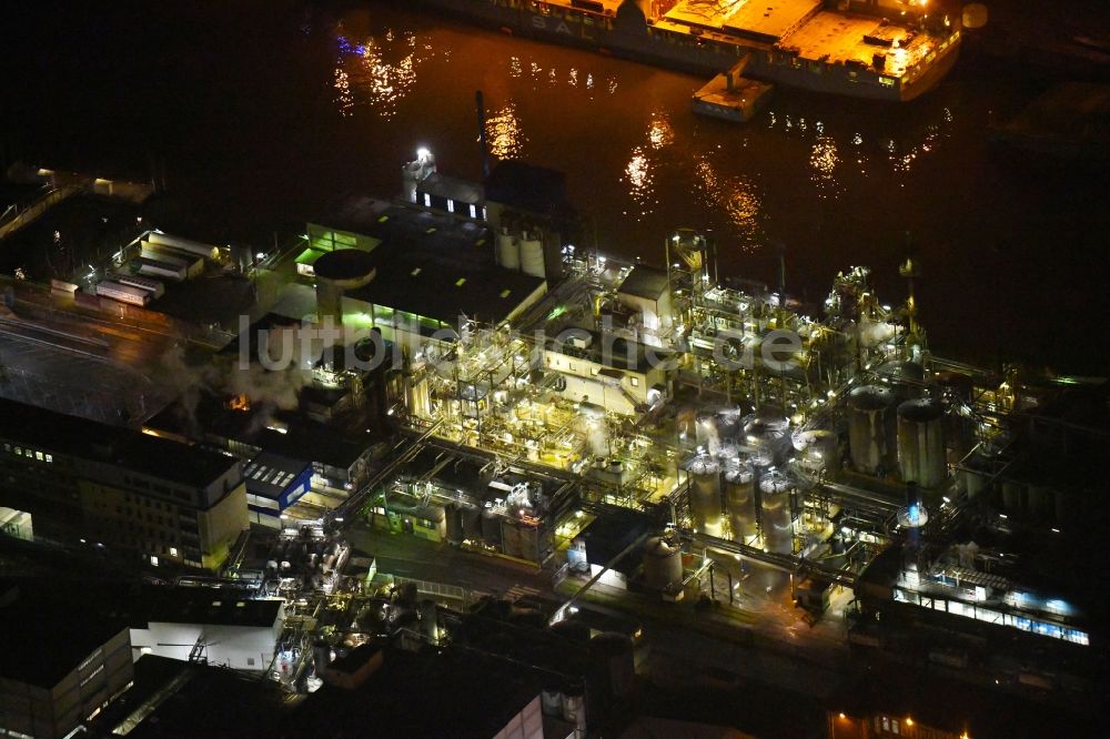 Nachtluftbild Hamburg - Nachtluftbild Raffinerie- Werksgelände des Mineralölproduzenten SHELL in Hamburg, Deutschland