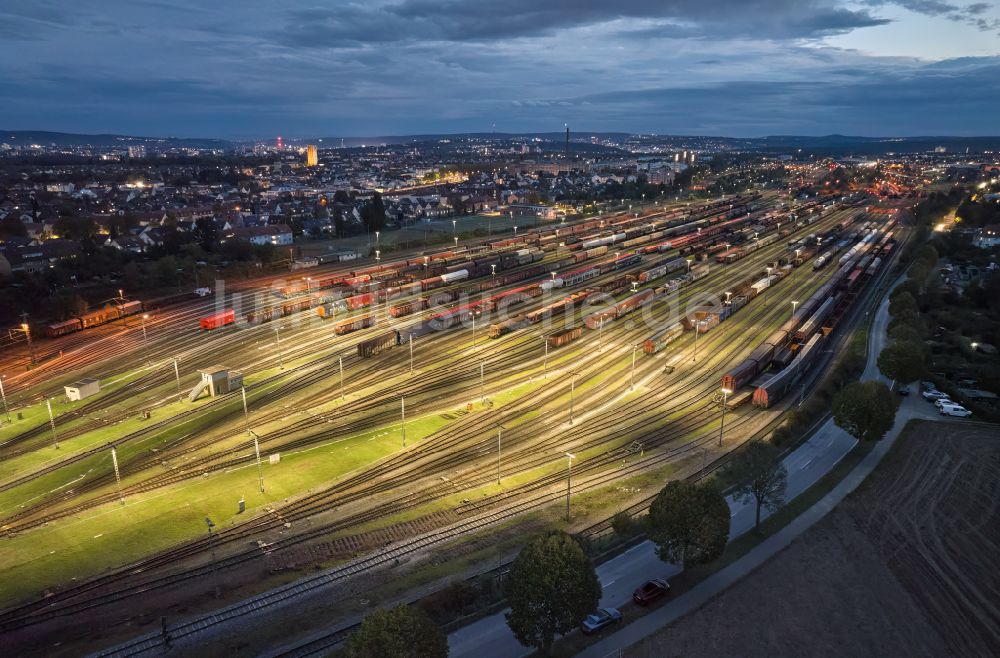 Nacht-Luftaufnahme Kornwestheim - Nachtluftbild Rangierbahnhof und Güterbahnhof in Kornwestheim im Bundesland Baden-Württemberg, Deutschland