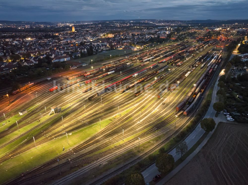 Kornwestheim bei Nacht von oben - Nachtluftbild Rangierbahnhof und Güterbahnhof in Kornwestheim im Bundesland Baden-Württemberg, Deutschland