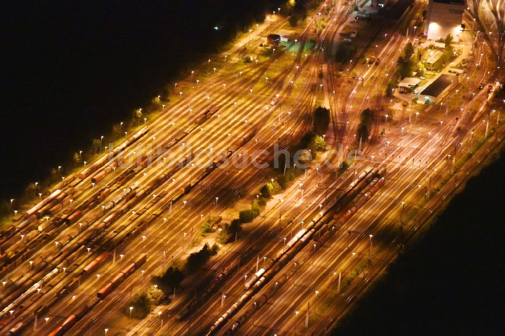 Neuseddin bei Nacht aus der Vogelperspektive: Nachtluftbild Rangierbahnhof und Güterbahnhof Seddin der Deutschen Bahn in Neuseddin im Bundesland Brandenburg