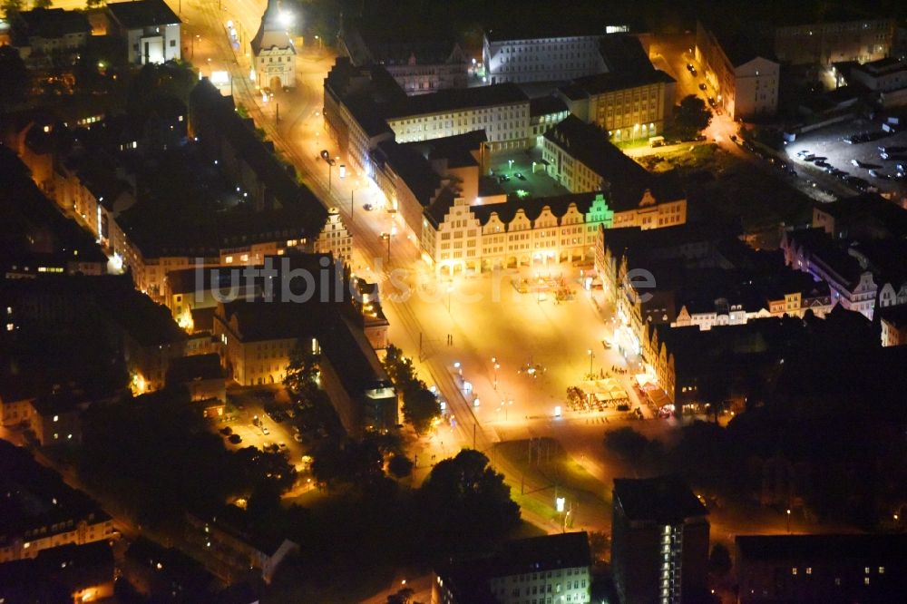 Rostock bei Nacht von oben - Nachtluftbild Rathaus - Neuer Markt in Rostock im Bundesland Mecklenburg-Vorpommern, Deutschland