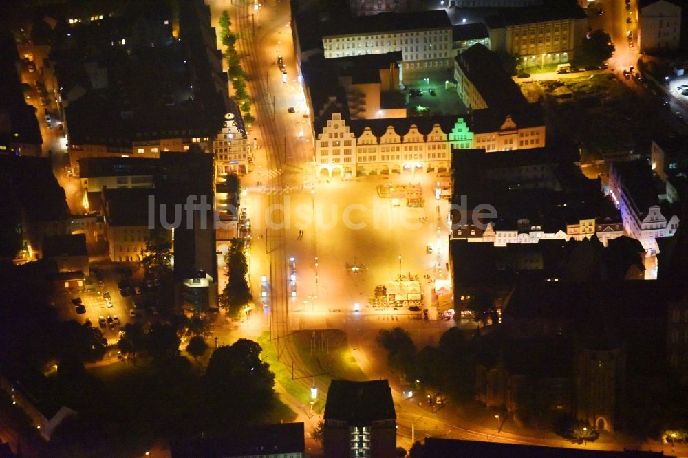 Rostock bei Nacht aus der Vogelperspektive: Nachtluftbild Rathaus - Neuer Markt in Rostock im Bundesland Mecklenburg-Vorpommern, Deutschland