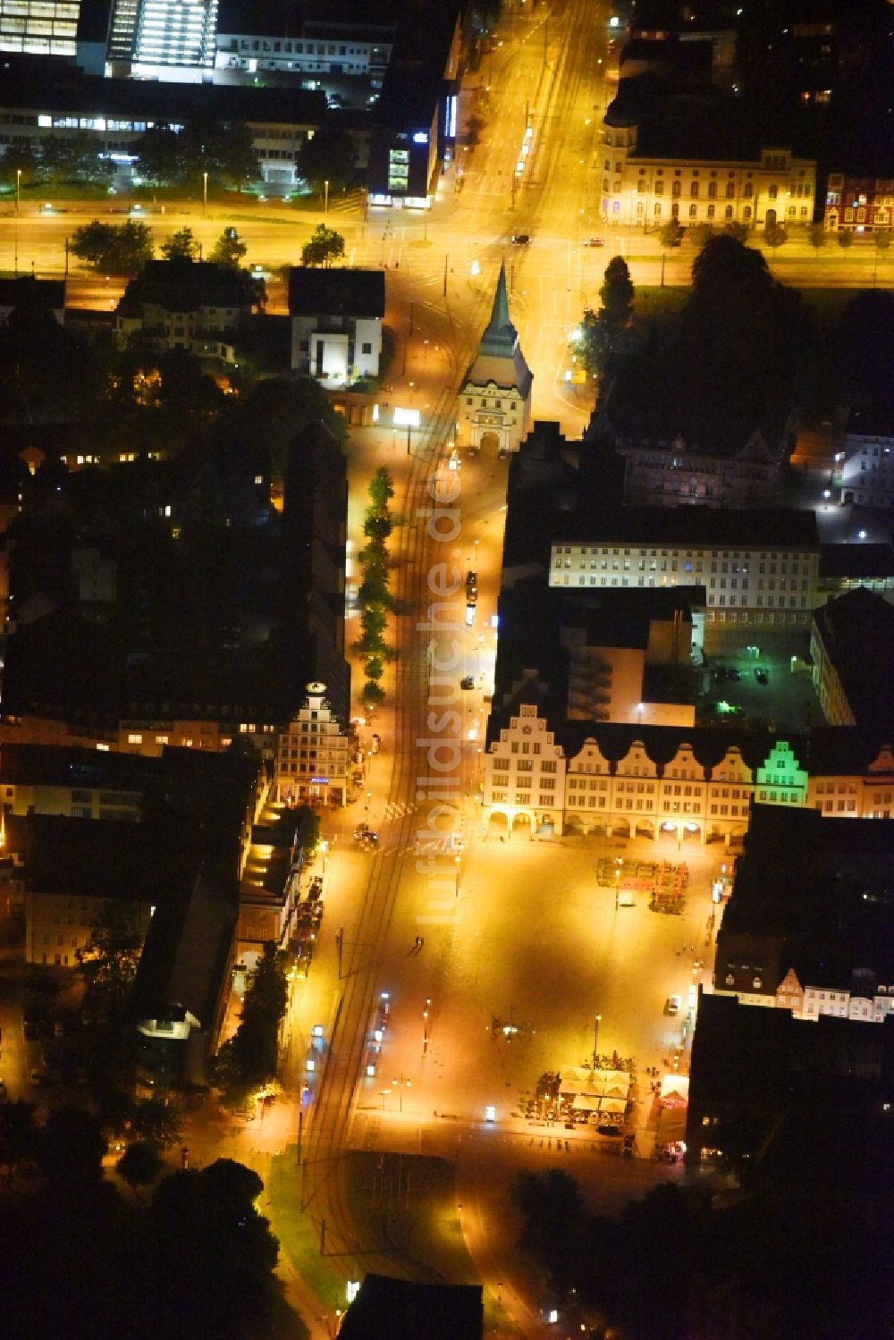 Nachtluftbild Rostock - Nachtluftbild Rathaus - Neuer Markt in Rostock im Bundesland Mecklenburg-Vorpommern, Deutschland