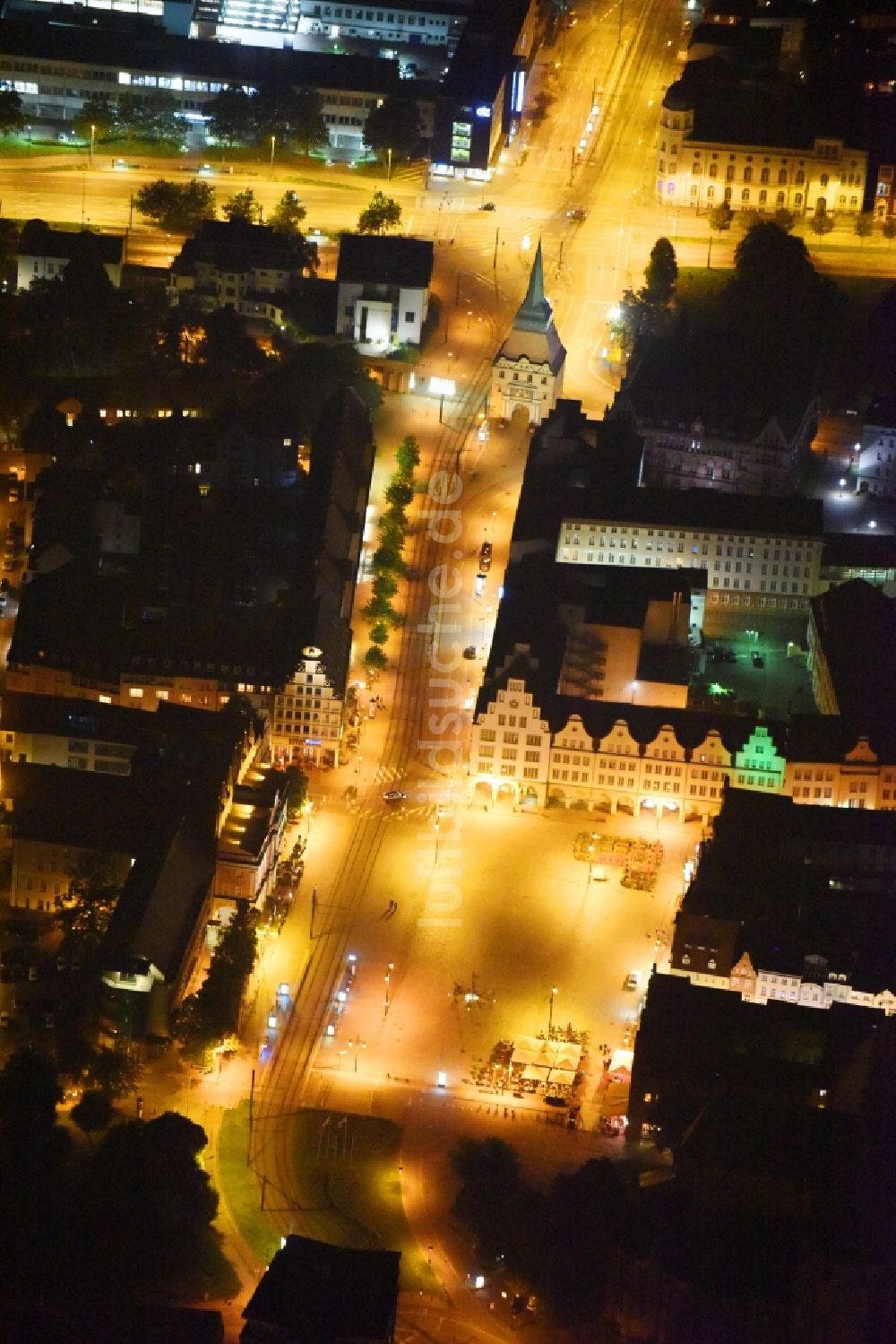 Nacht-Luftaufnahme Rostock - Nachtluftbild Rathaus - Neuer Markt in Rostock im Bundesland Mecklenburg-Vorpommern, Deutschland