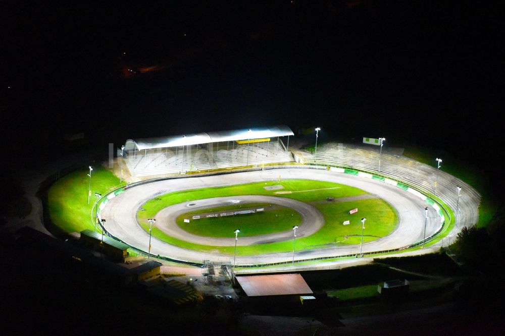 Güstrow bei Nacht von oben - Nachtluftbild Rennstrecke der Rennbahn des MC Güstrow an der Plauer Chaussee im Ortsteil Gleviner Burg in Güstrow im Bundesland Mecklenburg-Vorpommern, Deutschland