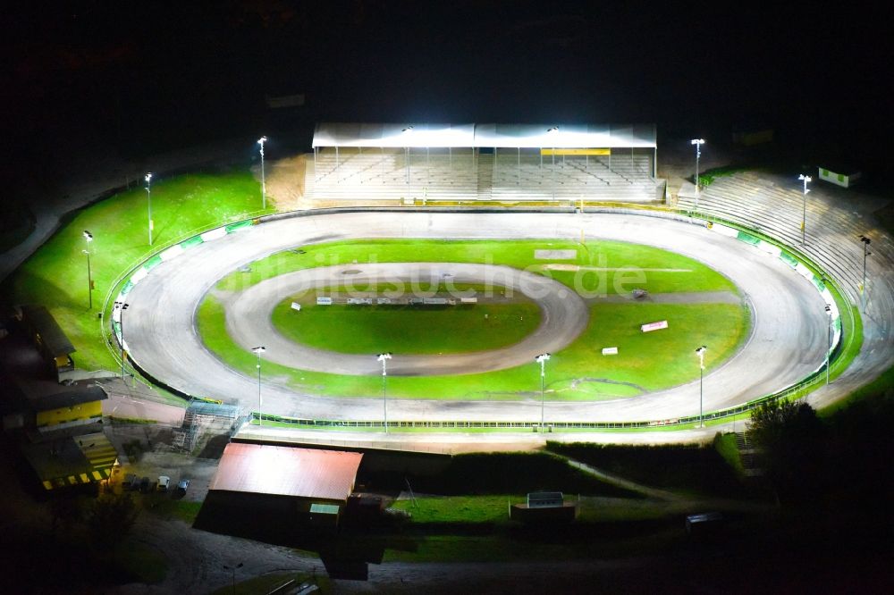 Güstrow bei Nacht aus der Vogelperspektive: Nachtluftbild Rennstrecke der Rennbahn des MC Güstrow an der Plauer Chaussee im Ortsteil Gleviner Burg in Güstrow im Bundesland Mecklenburg-Vorpommern, Deutschland