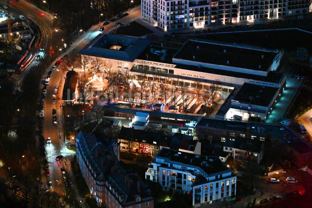 München bei Nacht von oben - Nachtluftbild Restaurant der Paulaner Brauerei Gruppe in München im Bundesland Bayern, Deutschland