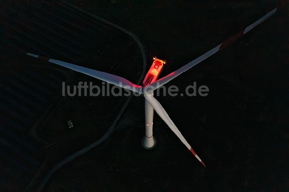 Bliesdorf bei Nacht aus der Vogelperspektive: Nachtluftbild rot beleuchteter Windenergieanlagen (WEA) auf einem Feld in Bliesdorf im Bundesland Brandenburg, Deutschland