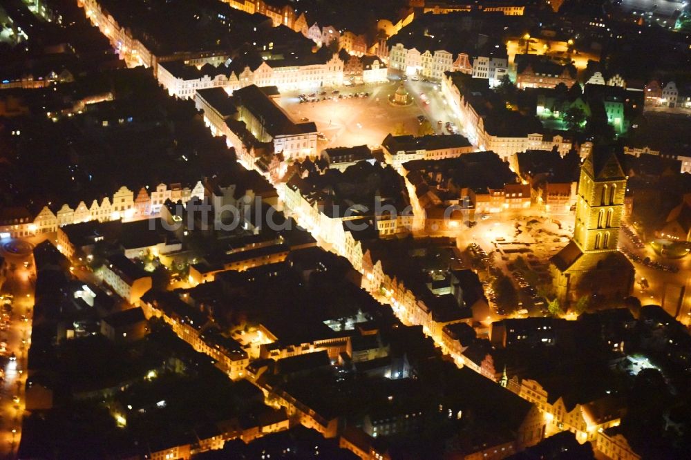 Wismar bei Nacht aus der Vogelperspektive: Nachtluftbild Ruine des Kirchengebäude der Marienkirche in Wismar im Bundesland Mecklenburg-Vorpommern, Deutschland