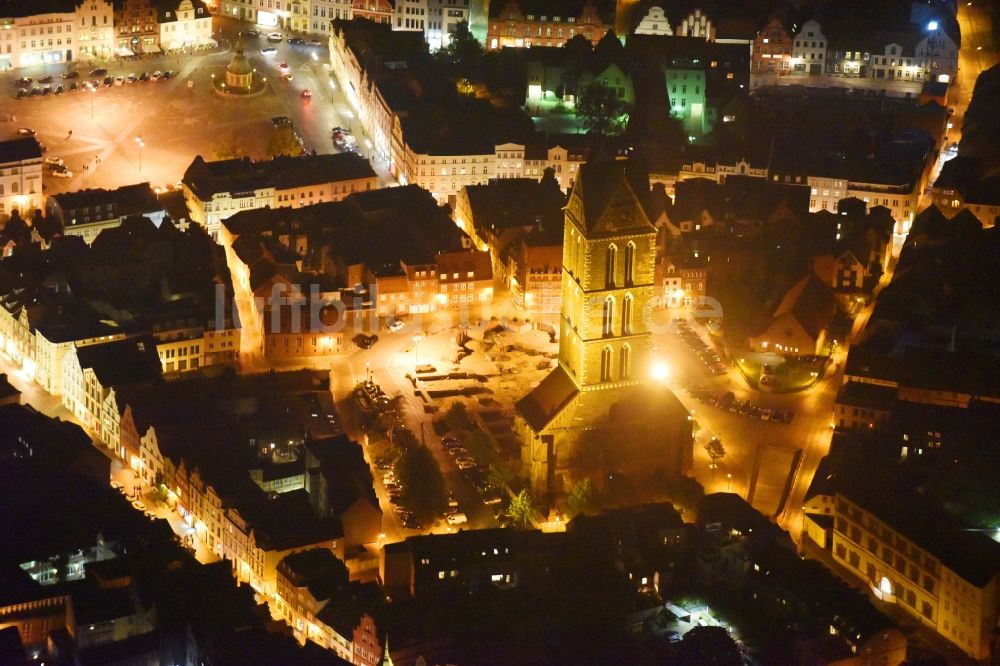 Nacht-Luftaufnahme Wismar - Nachtluftbild Ruine des Kirchengebäude der Marienkirche in Wismar im Bundesland Mecklenburg-Vorpommern, Deutschland