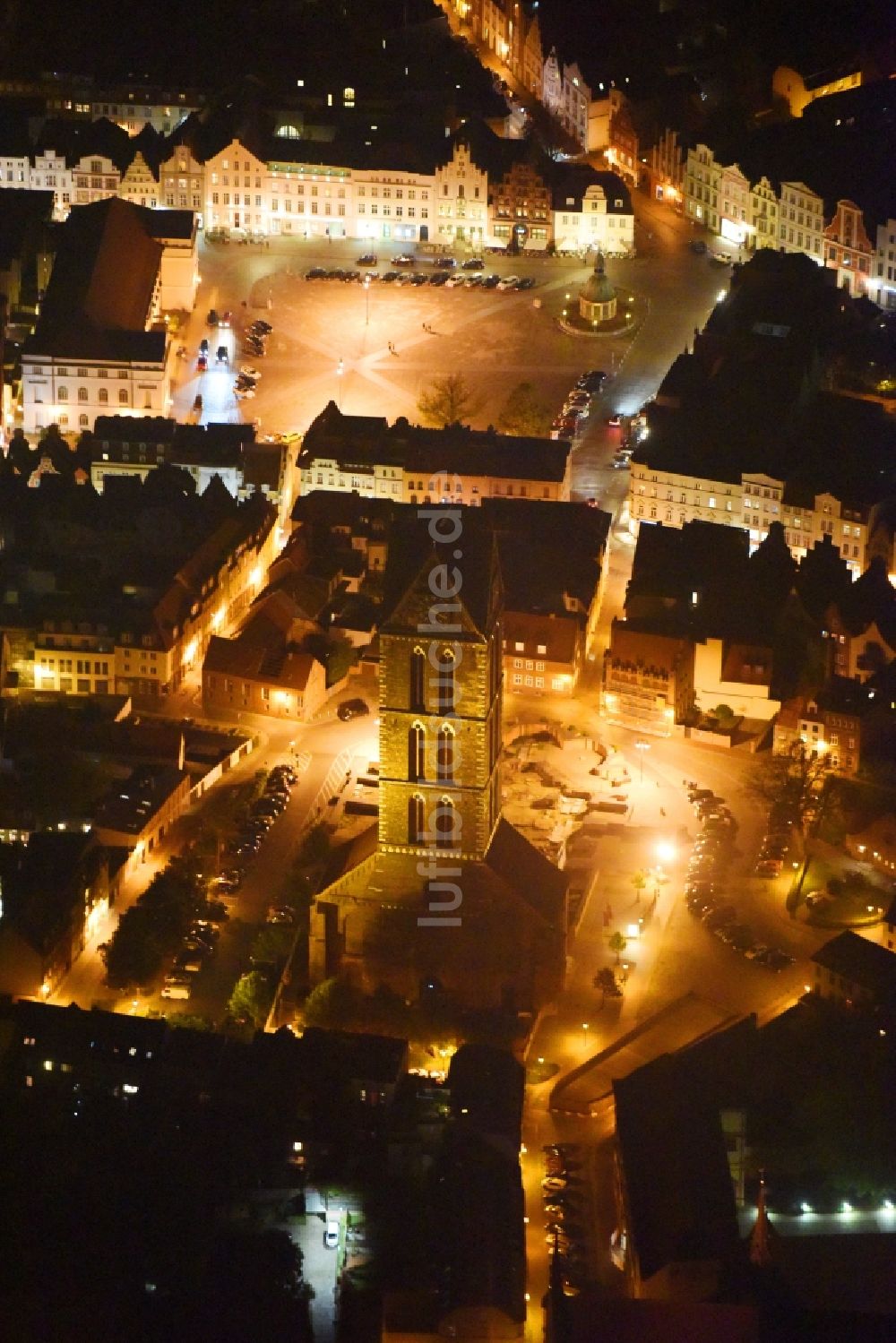 Wismar bei Nacht von oben - Nachtluftbild Ruine des Kirchengebäude der Marienkirche in Wismar im Bundesland Mecklenburg-Vorpommern, Deutschland