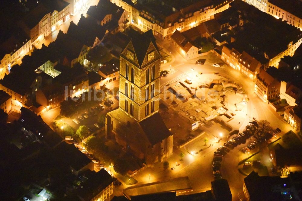 Wismar bei Nacht aus der Vogelperspektive: Nachtluftbild Ruine des Kirchengebäude der Marienkirche in Wismar im Bundesland Mecklenburg-Vorpommern, Deutschland