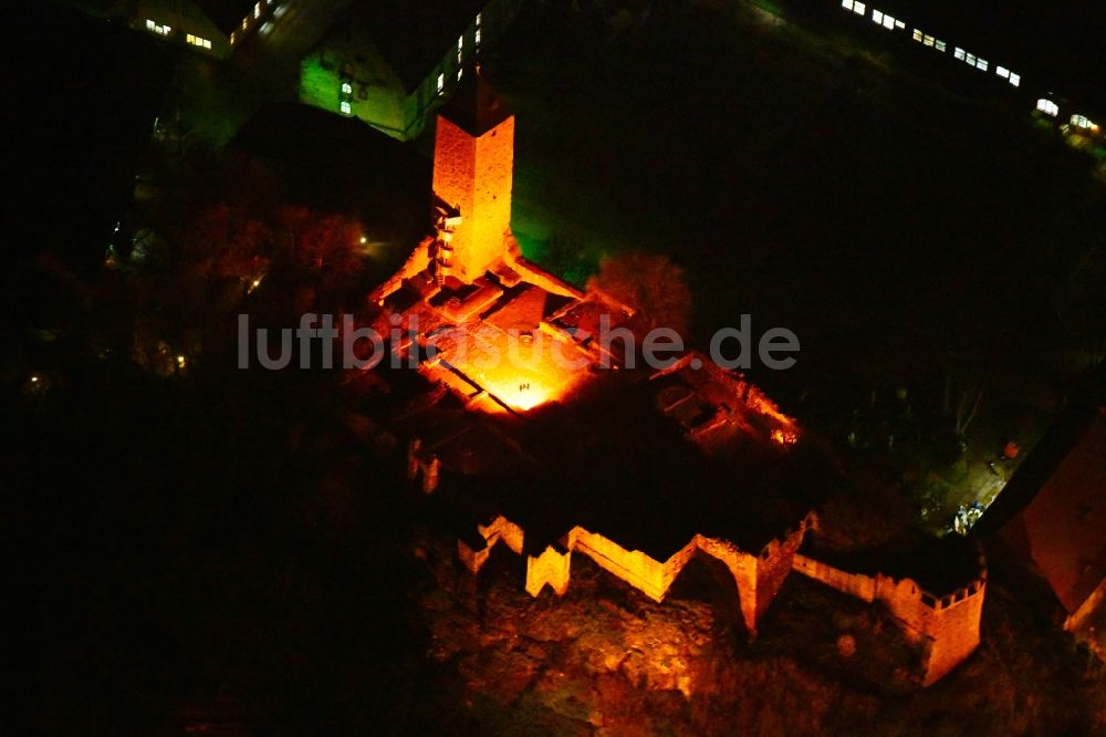 Nacht-Luftaufnahme Halle (Saale) - Nachtluftbild Ruine und Mauerreste der ehemaligen Burganlage der Veste Burg Giebichenstein in Halle (Saale) im Bundesland Sachsen-Anhalt