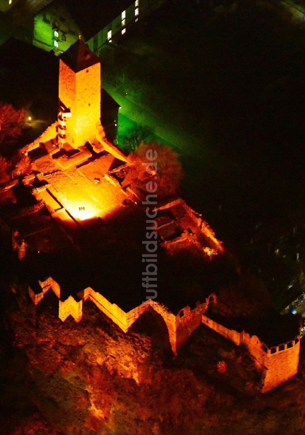 Halle (Saale) bei Nacht von oben - Nachtluftbild Ruine und Mauerreste der ehemaligen Burganlage der Veste Burg Giebichenstein in Halle (Saale) im Bundesland Sachsen-Anhalt