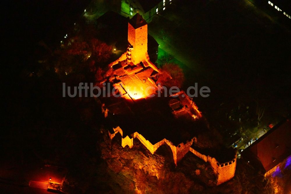 Halle (Saale) bei Nacht aus der Vogelperspektive: Nachtluftbild Ruine und Mauerreste der ehemaligen Burganlage der Veste Burg Giebichenstein in Halle (Saale) im Bundesland Sachsen-Anhalt