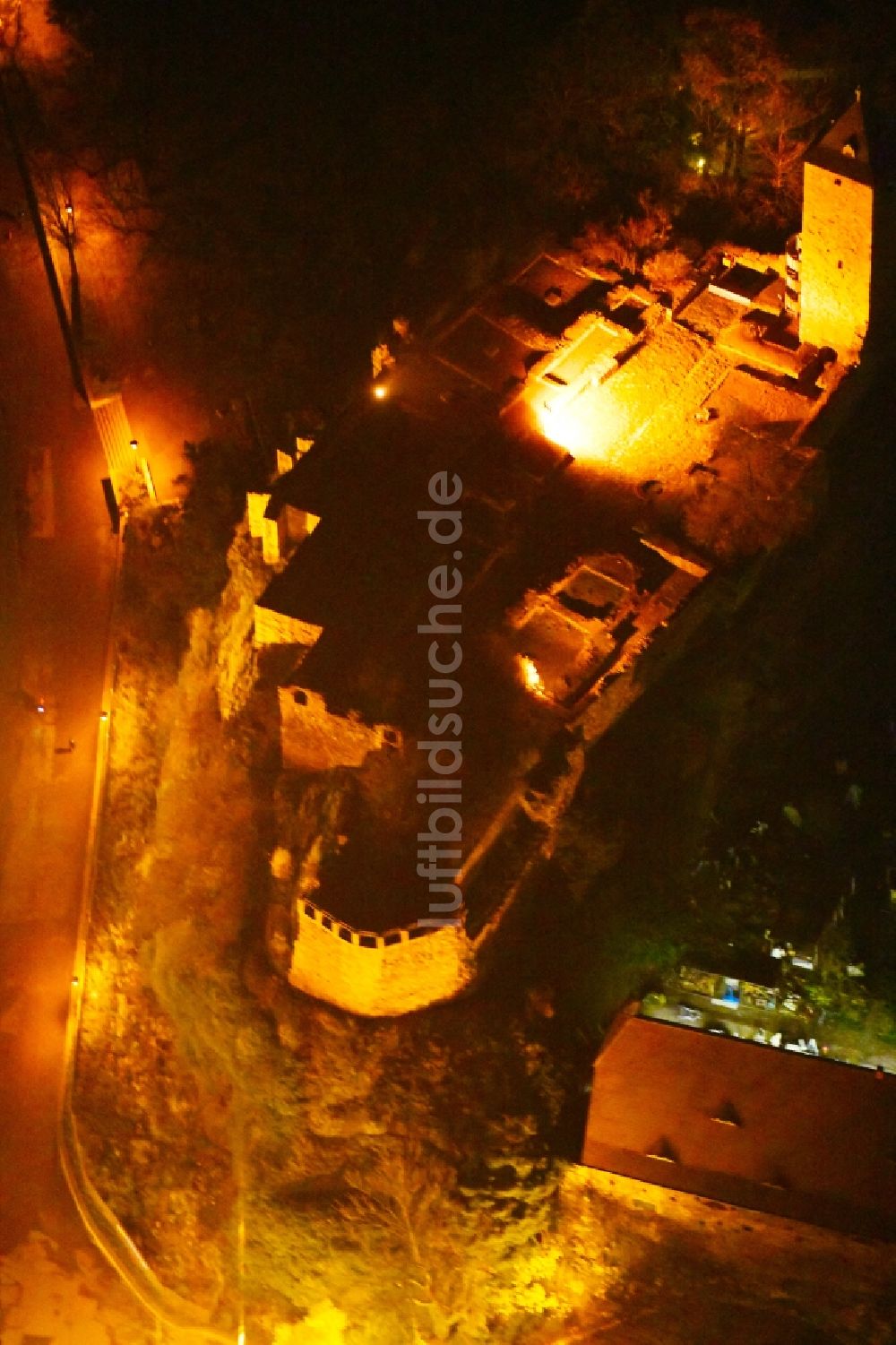 Nachtluftbild Halle (Saale) - Nachtluftbild Ruine und Mauerreste der ehemaligen Burganlage der Veste Burg Giebichenstein in Halle (Saale) im Bundesland Sachsen-Anhalt