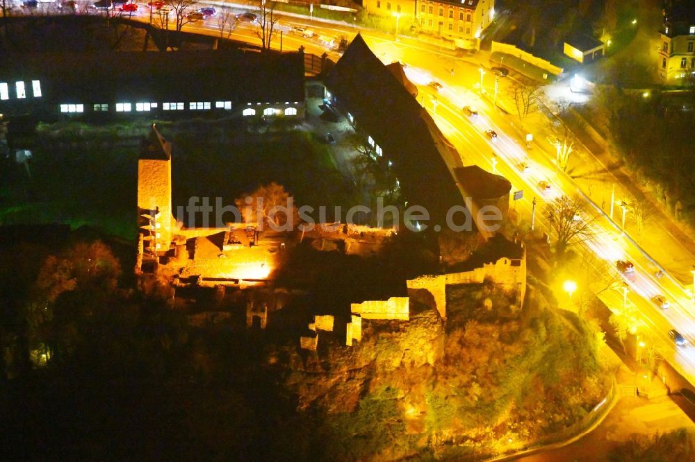 Nachtluftbild Halle (Saale) - Nachtluftbild Ruine und Mauerreste der ehemaligen Burganlage der Veste Burg Giebichenstein in Halle (Saale) im Bundesland Sachsen-Anhalt