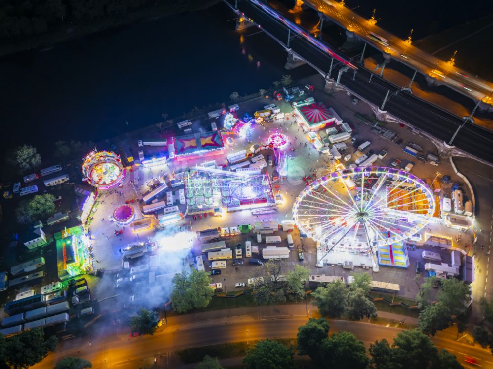 Dresden bei Nacht von oben - Nachtluftbild Rummel auf dem Volksfestgelände in Dresden im Bundesland Sachsen, Deutschland