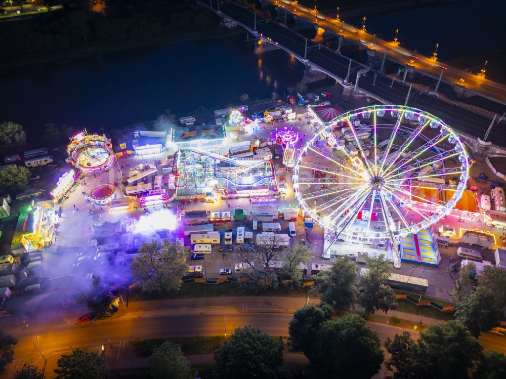 Dresden bei Nacht aus der Vogelperspektive: Nachtluftbild Rummel auf dem Volksfestgelände in Dresden im Bundesland Sachsen, Deutschland