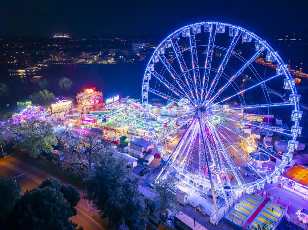 Dresden bei Nacht von oben - Nachtluftbild Rummel auf dem Volksfestgelände in Dresden im Bundesland Sachsen, Deutschland