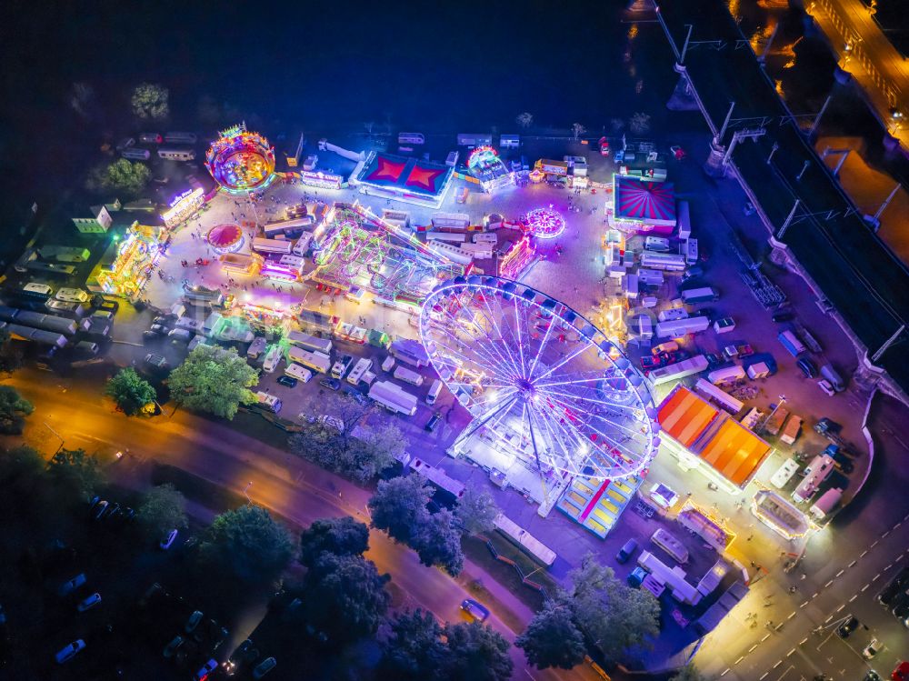 Dresden bei Nacht aus der Vogelperspektive: Nachtluftbild Rummel auf dem Volksfestgelände in Dresden im Bundesland Sachsen, Deutschland