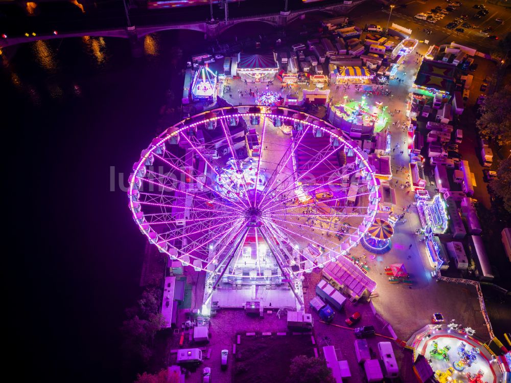 Nacht-Luftaufnahme Dresden - Nachtluftbild Rummel auf dem Volksfestgelände in Dresden im Bundesland Sachsen, Deutschland