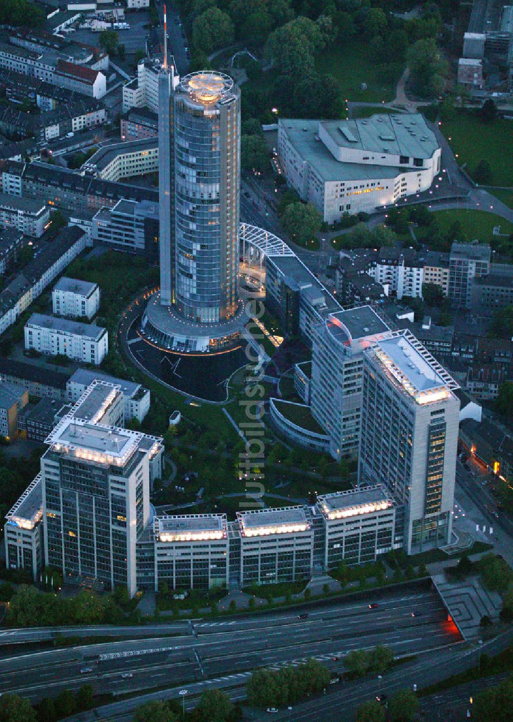 Nacht-Luftaufnahme Essen - RWE-Konzernzentrale in Essen bei Nacht