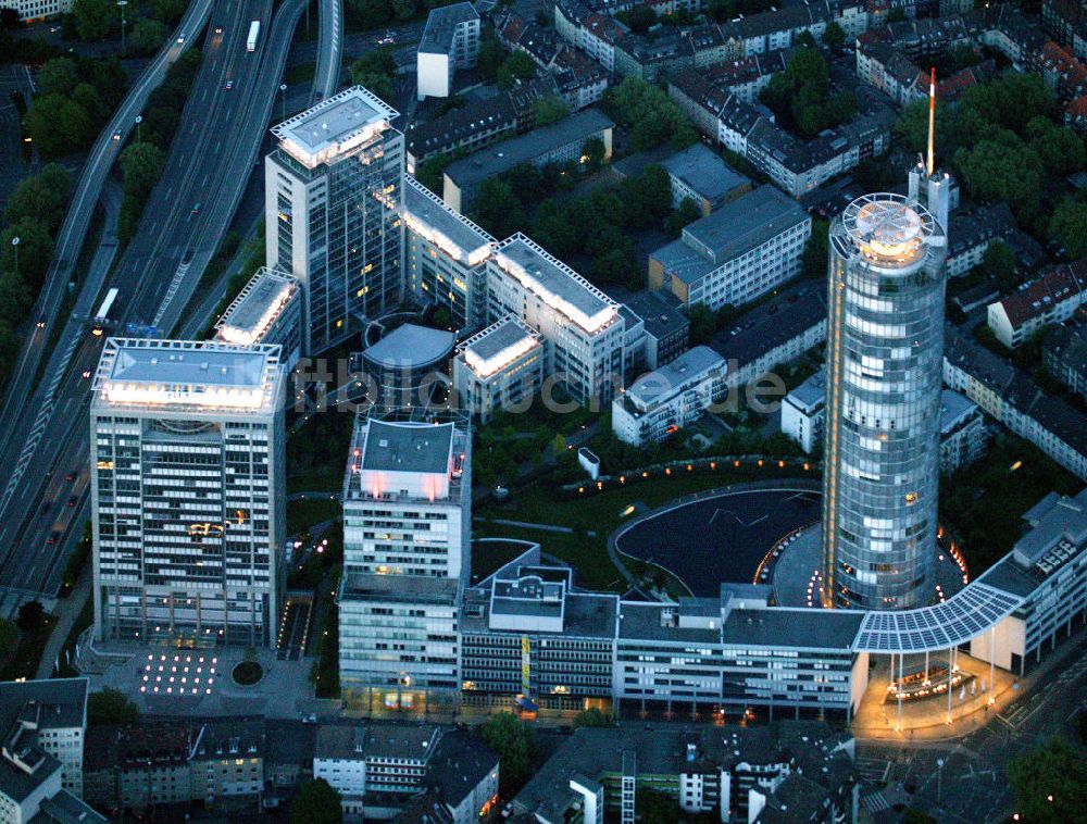 Essen bei Nacht von oben - RWE-Konzernzentrale in Essen bei Nacht