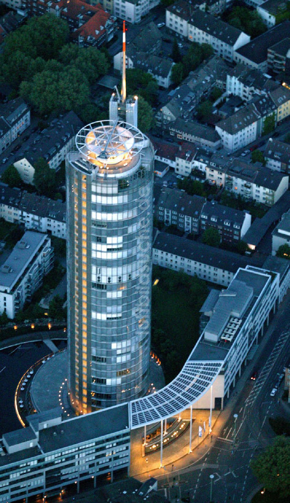 Essen bei Nacht aus der Vogelperspektive: RWE-Konzernzentrale in Essen bei Nacht