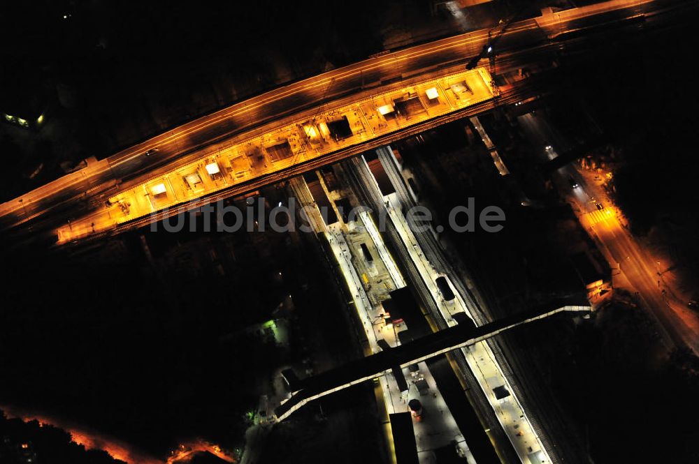 Nacht-Luftaufnahme Berlin - S-Bahnhof / station Berlin-Ostkreuz bei Nacht / at night