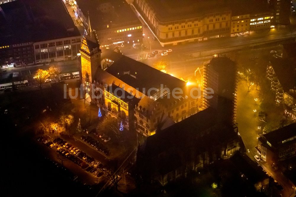 Nacht-Luftaufnahme Duisburg - Nachtluftbild Salvator Kirche und Gebäude der Stadtverwaltung - Rathaus in Duisburg im Bundesland Nordrhein-Westfalen, Deutschland