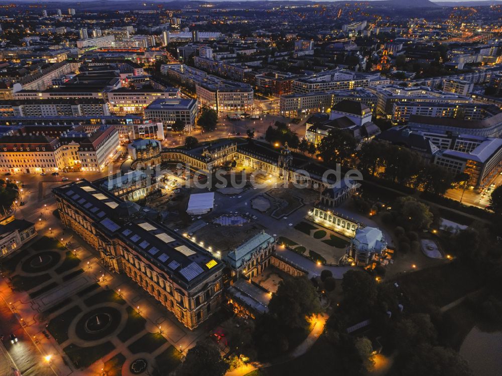 Nachtluftbild Dresden - Nachtluftbild Sanierungsarbeiten am Palais des Schloss Zwinger mit der Gemäldegalerie Alte Meister und dem Kronentor im Ortsteil Altstadt in Dresden im Bundesland Sachsen, Deutschland