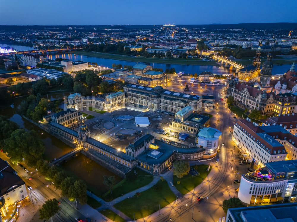 Dresden bei Nacht aus der Vogelperspektive: Nachtluftbild Sanierungsarbeiten am Palais des Schloss Zwinger mit der Gemäldegalerie Alte Meister und dem Kronentor im Ortsteil Altstadt in Dresden im Bundesland Sachsen, Deutschland