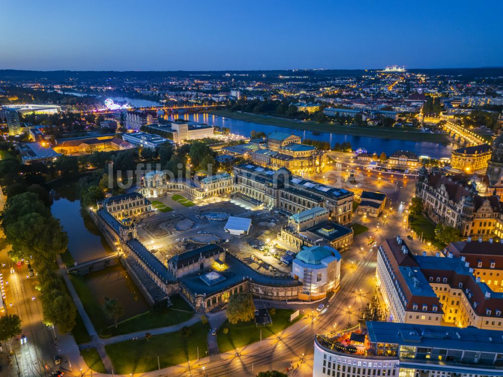 Nacht-Luftaufnahme Dresden - Nachtluftbild Sanierungsarbeiten am Palais des Schloss Zwinger mit der Gemäldegalerie Alte Meister und dem Kronentor im Ortsteil Altstadt in Dresden im Bundesland Sachsen, Deutschland