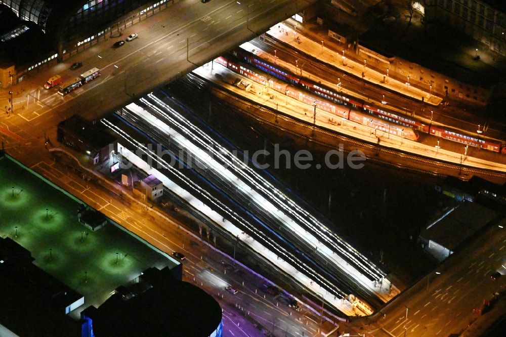 Nachtluftbild Hamburg - Nachtluftbild Schienen und Gleise im Streckennetz der Deutschen Bahn an der Steintorbrücke in Hamburg, Deutschland