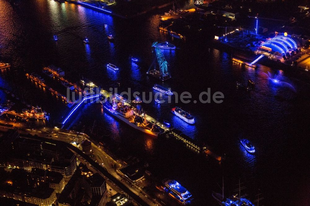 Nachtluftbild Hamburg - Nachtluftbild Schiffsverkehr auf der Elbe gegenüber der Baustelle zum Neubau des neuen Musicaltheater von Stage Entertainment in Hamburg