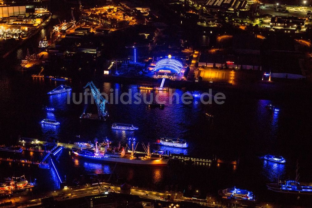 Nacht-Luftaufnahme Hamburg - Nachtluftbild Schiffsverkehr auf der Elbe gegenüber der Baustelle zum Neubau des neuen Musicaltheater von Stage Entertainment in Hamburg