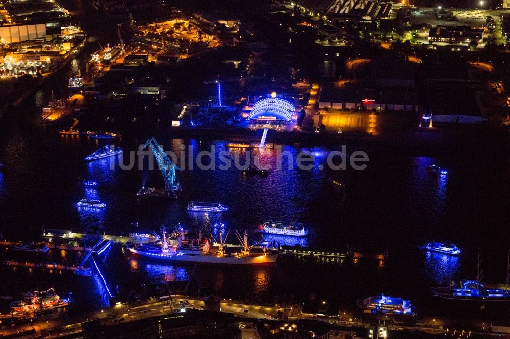 Hamburg bei Nacht von oben - Nachtluftbild Schiffsverkehr auf der Elbe gegenüber der Baustelle zum Neubau des neuen Musicaltheater von Stage Entertainment in Hamburg