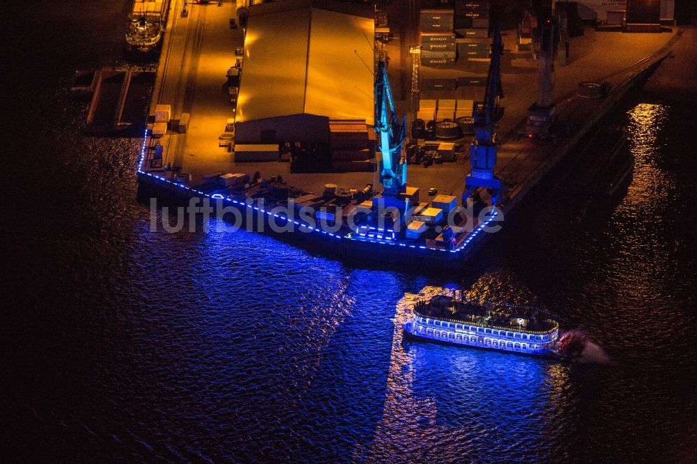 Hamburg bei Nacht aus der Vogelperspektive: Nachtluftbild Schiffsverkehr auf der Elbe gegenüber der Baustelle zum Neubau des neuen Musicaltheater von Stage Entertainment in Hamburg