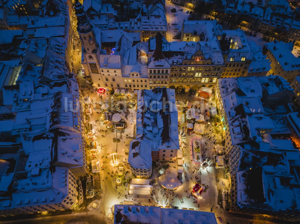 Görlitz bei Nacht aus der Vogelperspektive: Nachtluftbild Schlesischer Christkindelmarkt in Görlitz im Bundesland Sachsen, Deutschland