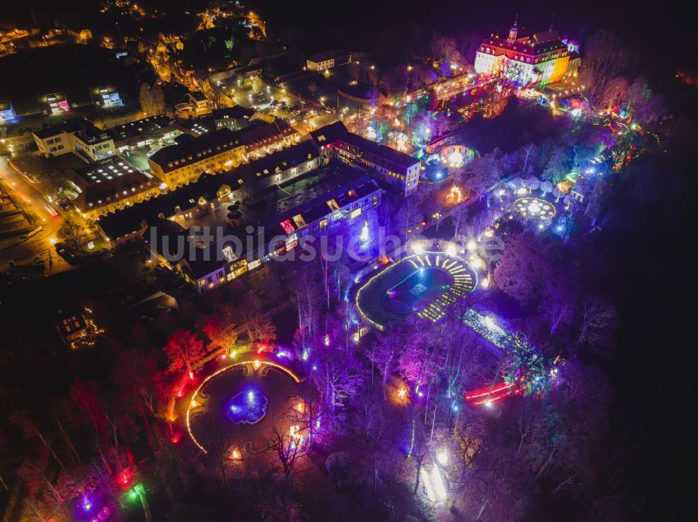 Lichtenwalde bei Nacht aus der Vogelperspektive: Nachtluftbild Schloss Schloss und Park Lichtenwalde in Lichtenwalde im Bundesland Sachsen, Deutschland