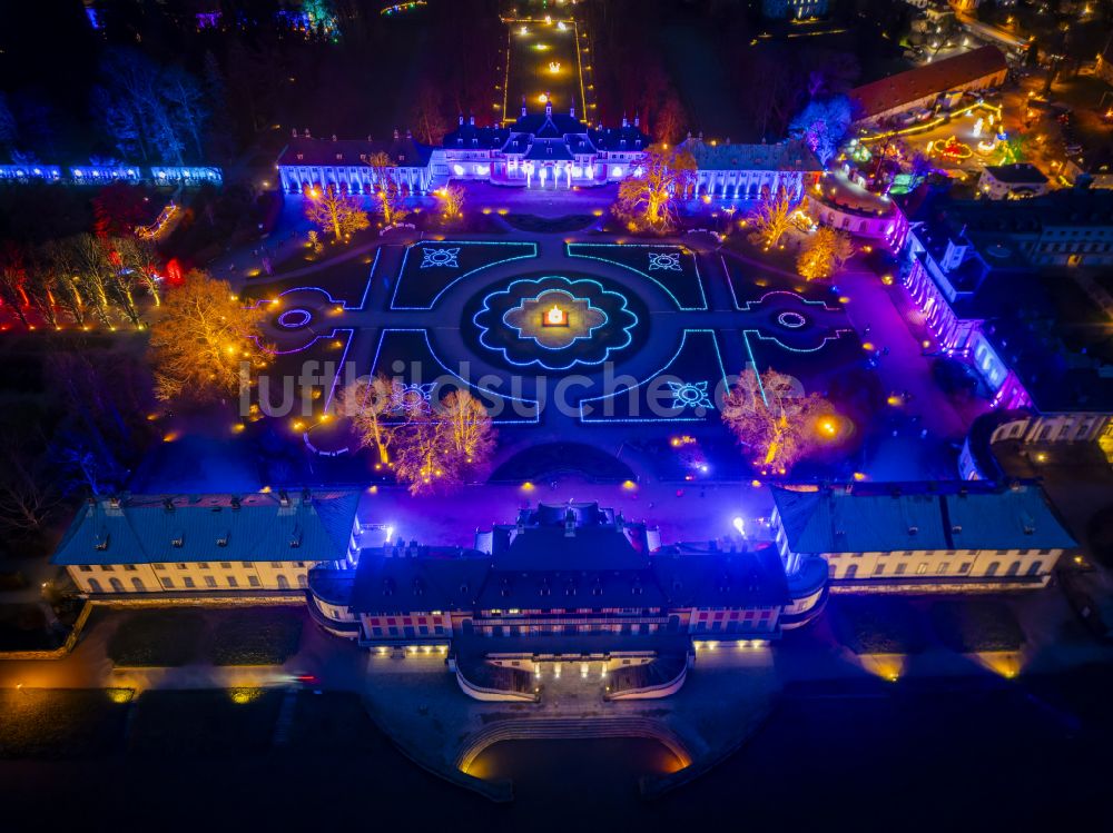 Dresden bei Nacht von oben - Nachtluftbild Schloß Schlosspark Pillnitz in Dresden im Bundesland Sachsen, Deutschland