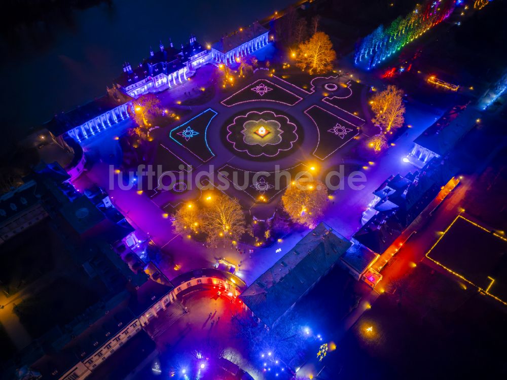 Dresden bei Nacht aus der Vogelperspektive: Nachtluftbild Schloß Schlosspark Pillnitz in Dresden im Bundesland Sachsen, Deutschland