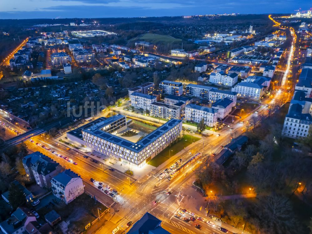 Dresden bei Nacht aus der Vogelperspektive: Nachtluftbild Schulgebäude Gemeinschaftsschule Campus Cordis in Dresden im Bundesland Sachsen, Deutschland