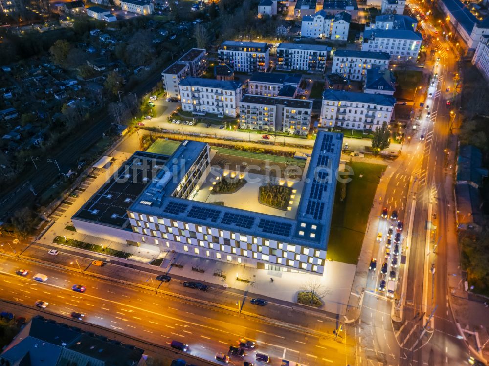 Nachtluftbild Dresden - Nachtluftbild Schulgebäude Gemeinschaftsschule Campus Cordis in Dresden im Bundesland Sachsen, Deutschland