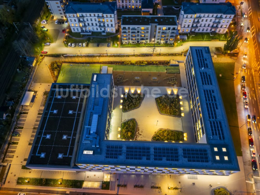 Nacht-Luftaufnahme Dresden - Nachtluftbild Schulgebäude Gemeinschaftsschule Campus Cordis in Dresden im Bundesland Sachsen, Deutschland