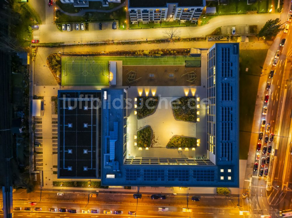 Dresden bei Nacht von oben - Nachtluftbild Schulgebäude Gemeinschaftsschule Campus Cordis in Dresden im Bundesland Sachsen, Deutschland